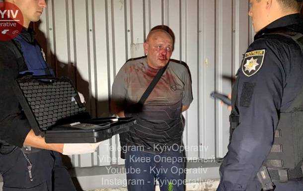 В Киеве пьяный водитель повредил пять авто и бросался с ножом на людей