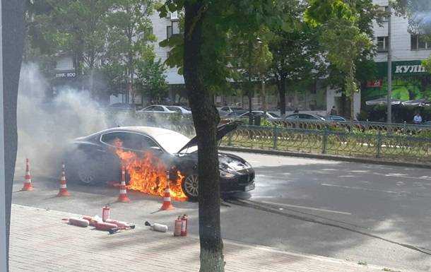 В центре Киева на ходу загорелся элитный Maserati