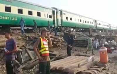 Пассажирский и грузовой поезда столкнулись в Пакистане: 11 погибших
