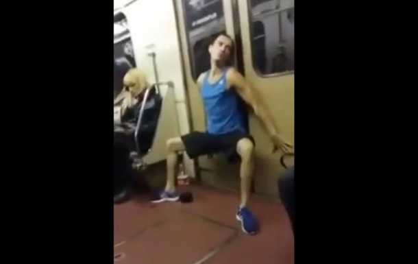 Мужчина зажигательно станцевал в метро Харькова