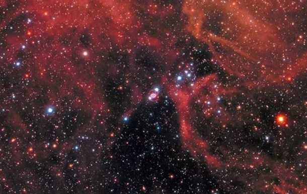 Hubble снял умирающую в "огненном шторме" звезду
