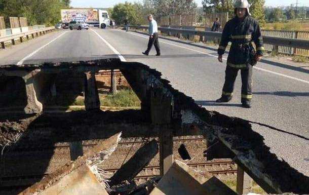 В Харькове обрушился автомобильный мост
