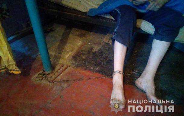 Жительница Днепропетровской области держала взрослого сына на цепи