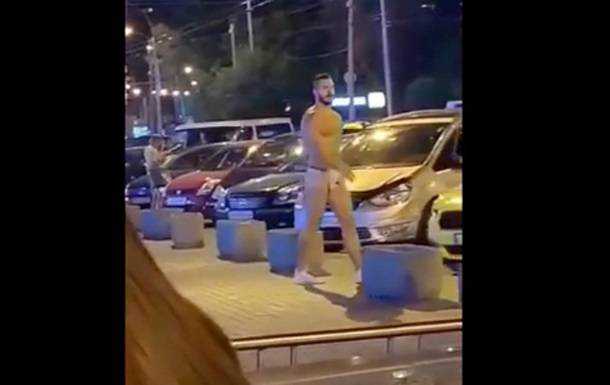 Мужчина в одних стрингах станцевал посреди Киева