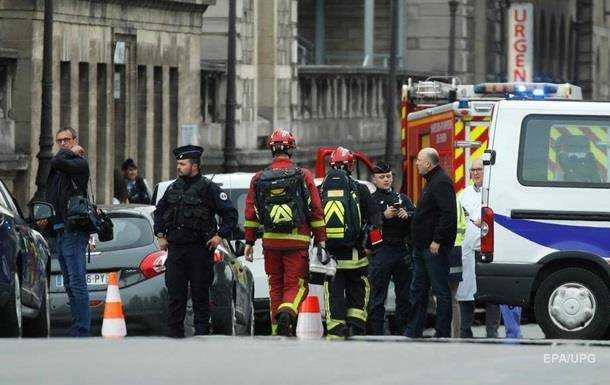 Во Франции из-за убийства полицейских требуют отставки главы МВД