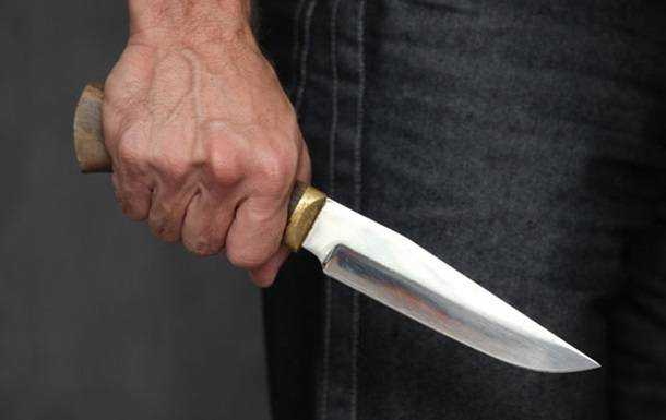 В Черновцах пенсионер с ножом напал на гостей застолья, есть жертва