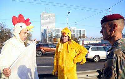 Зеленского в Риге встретили митингующие в костюмах кур
