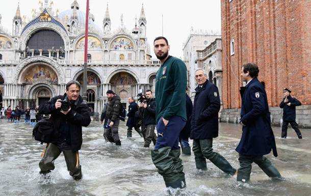 Доннарумма погулял по затопленной Венеции с президентом федерации футбола Италии