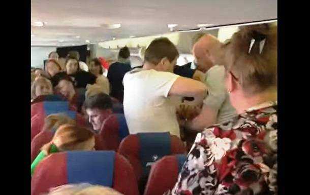Разьяренную в самолете пассажирку утихомирили скотчем