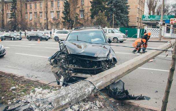В центе Киева внедорожник сбил бетонный столб