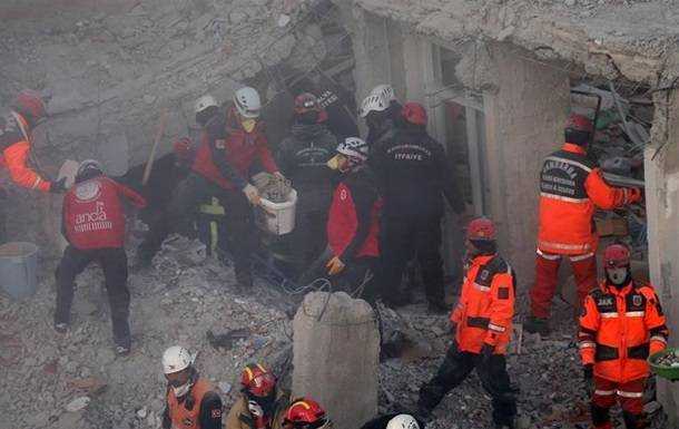 В Турции через сутки после землетрясения под завалами нашли мать с ребенком