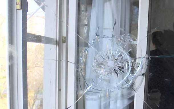 В Одессе пятые сутки неизвестный стреляет по окнам дома