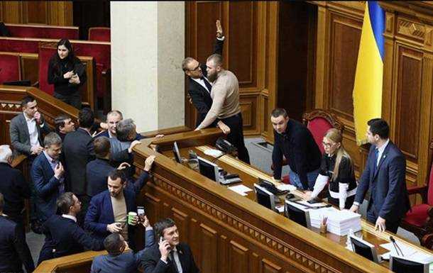 В Раде  потасовка,Тимошенко заняла место спикера парламента Разумкова.Трибуна заблокирована