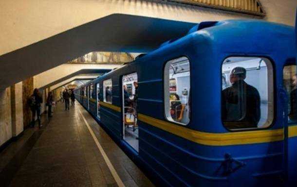 В метро Киева человек упал на рельсы