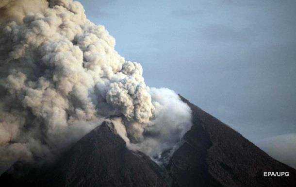 На острове Ява начал извергаться самый активный вулкан