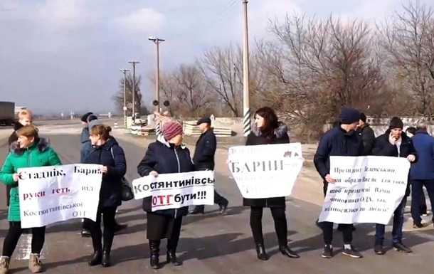 Жители Николаевской области перекрыли дорогу