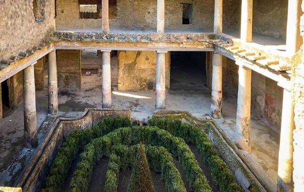 В Помпеях  открыли три дома  для туристов