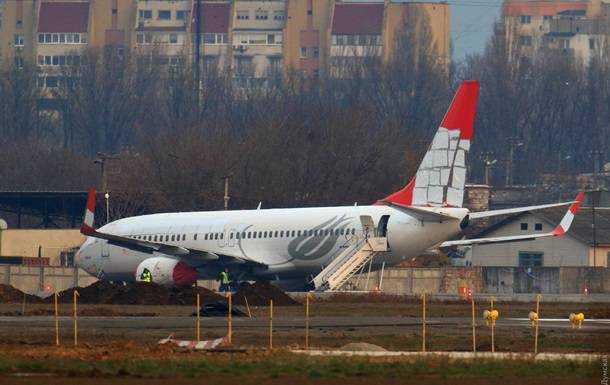 Турецкий самолет после аварийной посадки в Одессе режут на металл