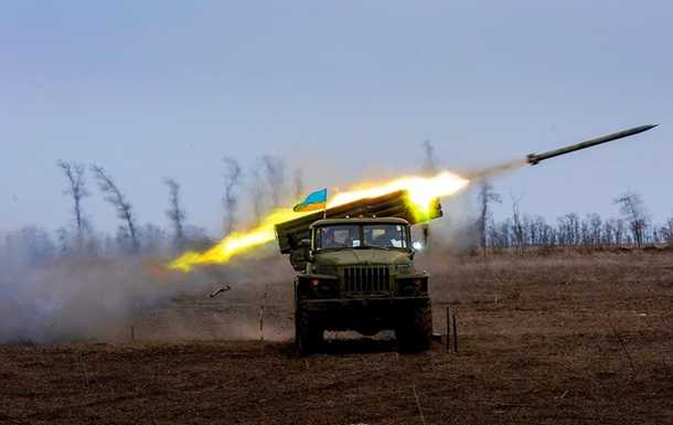 На Донбассе 10 обстрелов, ранены трое военных