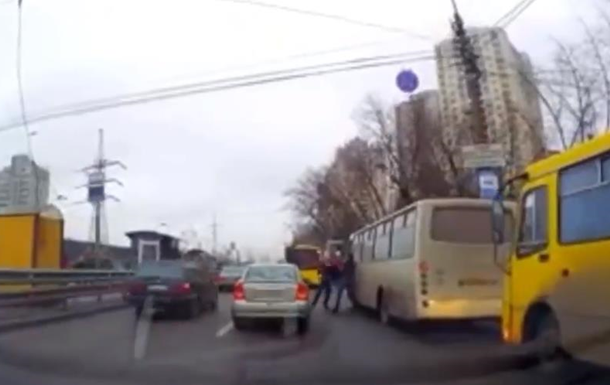 Драка водителей киевских маршруток попала на видео