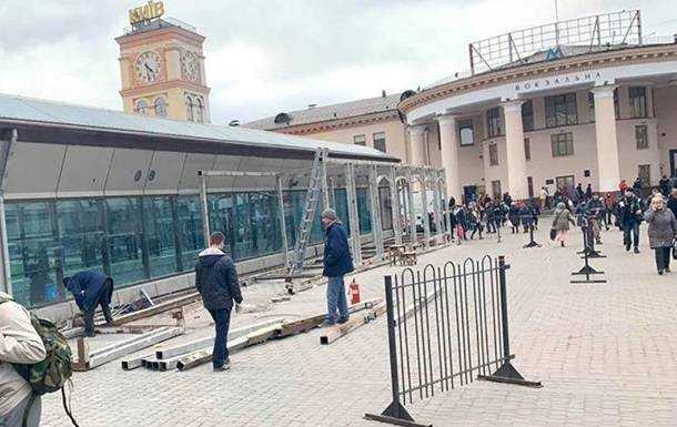 Укрзализныця демонтирует МАФы на центральном вокзале Киева