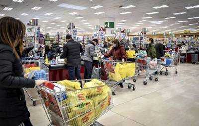 Карантин в Киеве: образуются очереди в супермаркетах