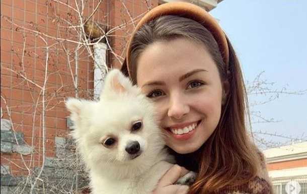 Украинка с собакой едет в Пекин, чтобы оформить документы для эвакуации