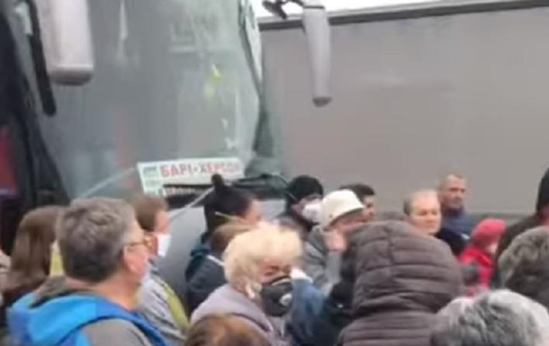 Украинцы застряли в автобусах в Словении из-за коронавируса