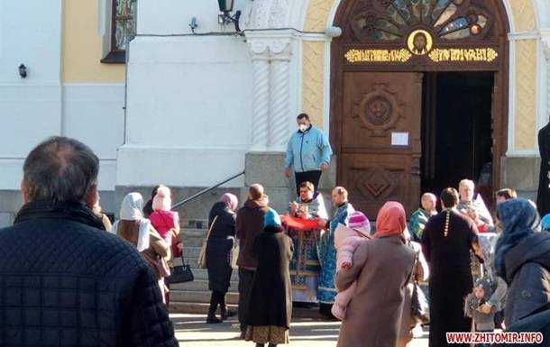 В Житомире священники причащали прихожан, несмотря на карантинные ограничения