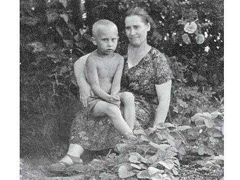 "Маленькая старушечка, сгорбленная..." В сеть попали фото настоящей мамы Путина