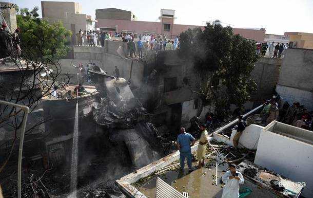 При крушении самолета в Пакистане погибли более ста человек