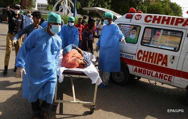 На месте крушения самолета в Пакистане найдены десятки выживших
