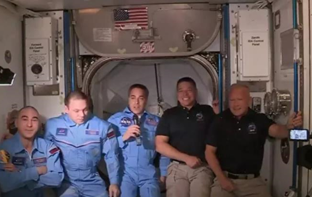 Командир экипажа Crew Dragon ударился лбом при переходе на МКС