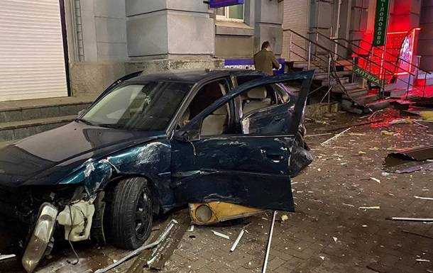 В Киеве автомобиль на скорости протаранил киоски