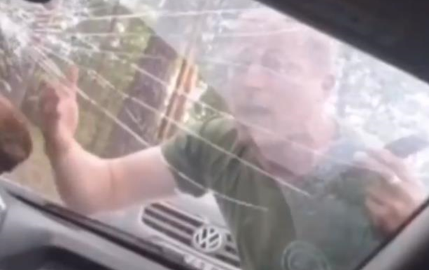 Появилось видео нападения на авто полиции под Харьковом