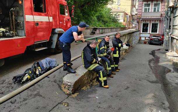 В Киеве мужчина мешал пожарным спасти себя и выбросился из окна. 18+