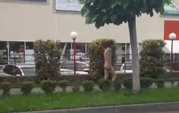 В Ужгороде голый мужчина попал на видео