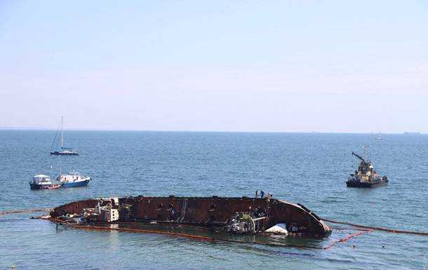 В Одессе из танкера снова вытекли нефтепродукты