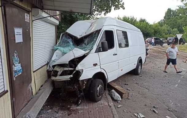 На Киевщине микроавтобус врезался в магазин