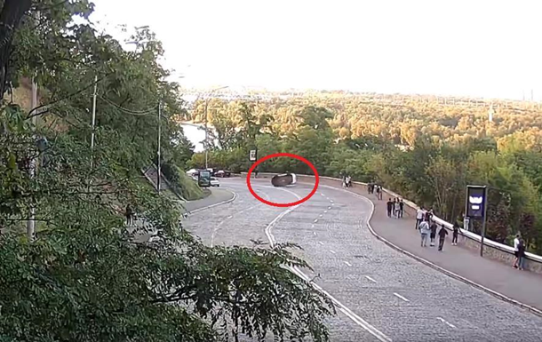На видео попало опрокидывание авто в центре Киева