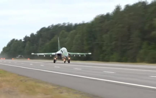 В Беларуси военные самолеты сели на трассу