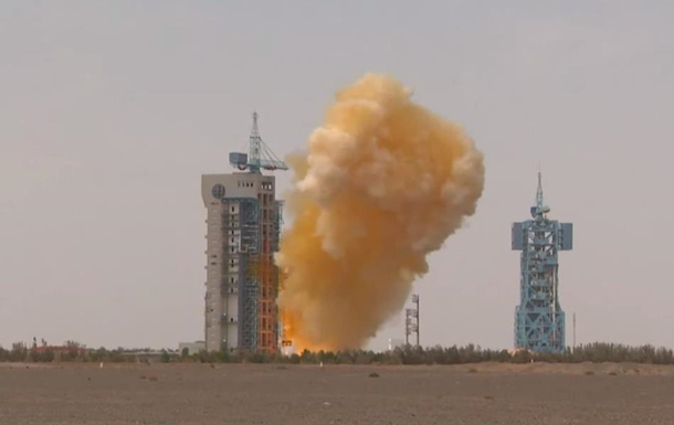 В Китае при запуске ракеты образовалось желтое облако