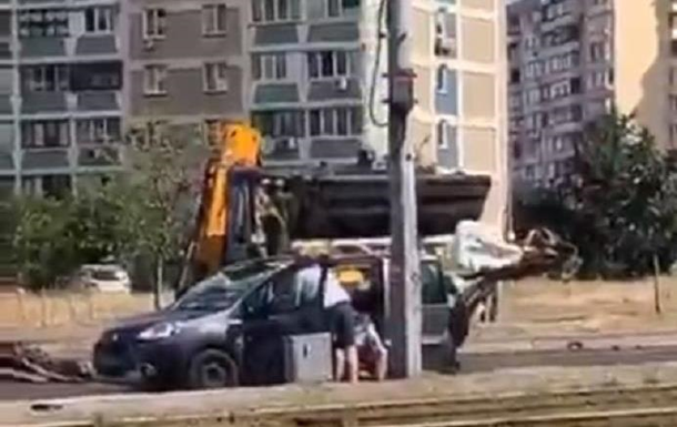 В Киеве экскаватор ударил ковшом по крыше авто