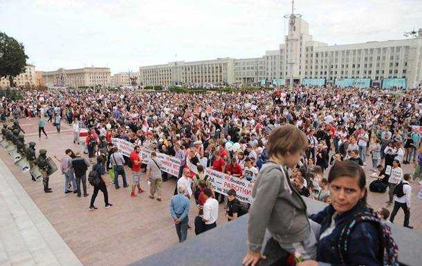В центре Минска собрались тысячи протестующих