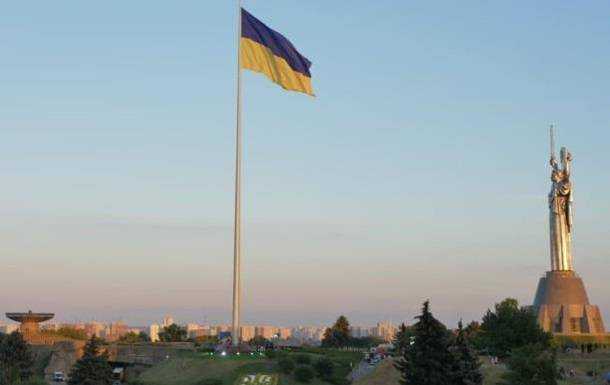 В столице Украины подняли самый большой флаг