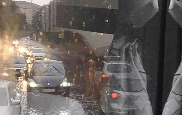 Во Львове пешеход без одежды молился под дождем