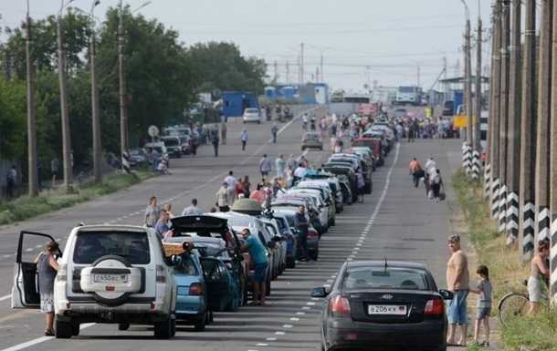 На Луганщине у пункта пропуска скопились тысячи людей