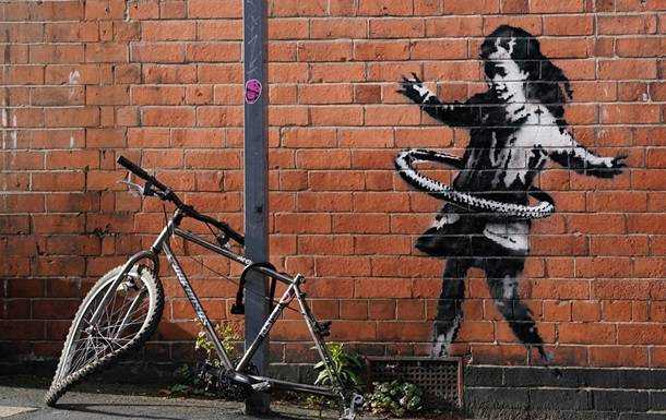 Появилось новое граффити Бэнкси - девочка, которая играет с шиной
