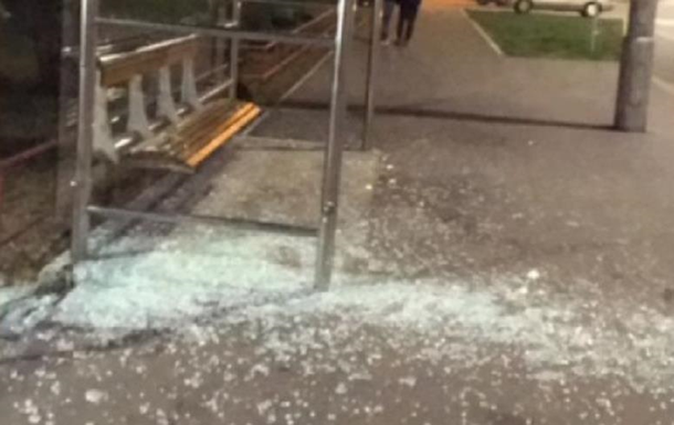 В Киеве велосипедист разбил стеклянную остановку