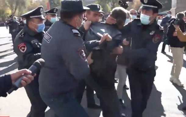 В Ереване задерживают протестующих оппозиционеров